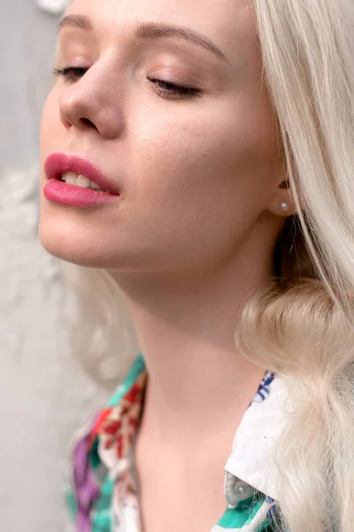 Joven mujer rubia europea al aire libre retrato. Brillantes colores blancos . — Foto de Stock