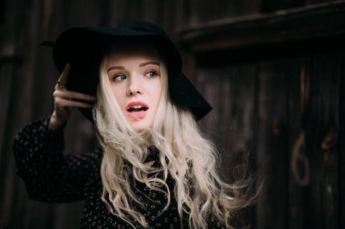 Şehirde poz siyah şapka ayakta giyen güzel çekici ve şık bir kız. Çıplak makyaj, en iyi günlük saç modeli ve büyük moda glamour ülke stil.