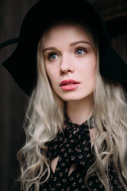 Şehirde poz siyah şapka ayakta giyen güzel çekici ve şık bir kız. Çıplak makyaj, en iyi günlük saç modeli ve büyük moda glamour ülke stil.