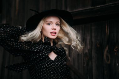 Şehirde poz siyah şapka ayakta giyen güzel çekici ve şık bir kız. Çıplak makyaj, en iyi günlük saç modeli ve büyük moda glamour ülke stil.