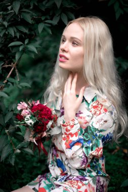 mutlu genç sarışın Avrupa kadınla çimenlerin üzerinde