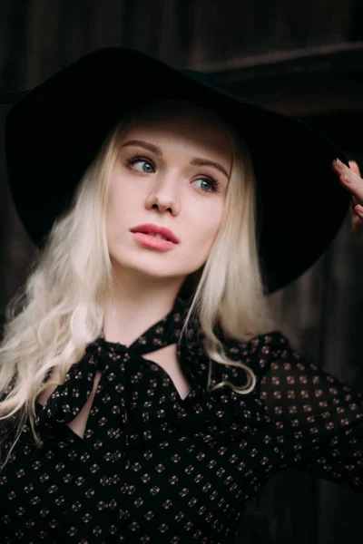 Menina bonita atraente e elegante vestindo chapéu preto em pé posando na cidade. Maquiagem nua, melhor penteado diário e grande estilo de país glamour de moda . — Fotografia de Stock