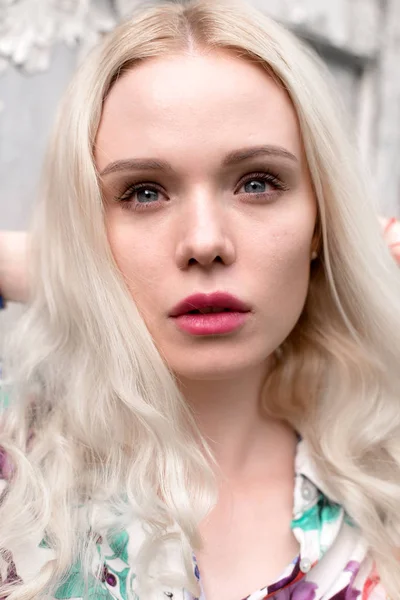 Młoda blond kobiety na zewnątrz portret. Jasne kolory biały. — Zdjęcie stockowe