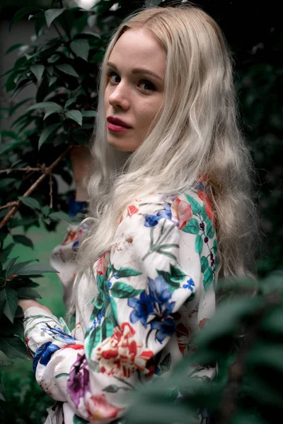 Glad ung blondie Europeiska kvinna på gräset — Stockfoto
