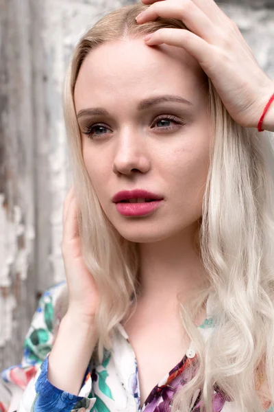 Unga europeiska blond kvinna Utomhus porträtt. Ljusa vita färger. — Stockfoto