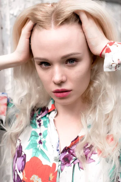 Joven mujer rubia europea al aire libre retrato. Brillantes colores blancos . —  Fotos de Stock