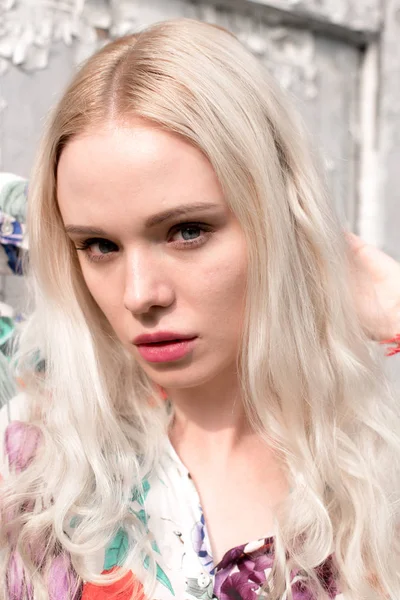 Jonge Europese blonde vrouw buitenshuis portret. Heldere witte kleuren. — Stockfoto