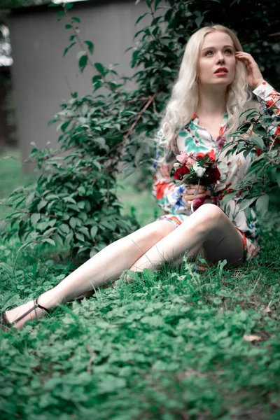 Evropská žena šťastná Mladá blondýnka na trávě — Stock fotografie