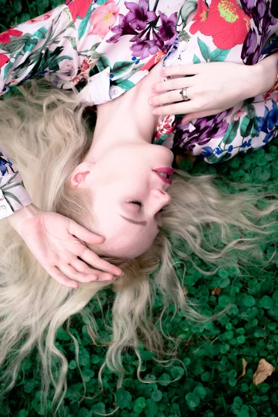 Gelukkig jonge blondie Europese vrouw op het gras — Stockfoto