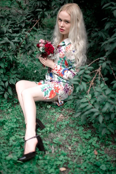 Glückliche junge blondie europäische Frau auf dem Gras — Stockfoto