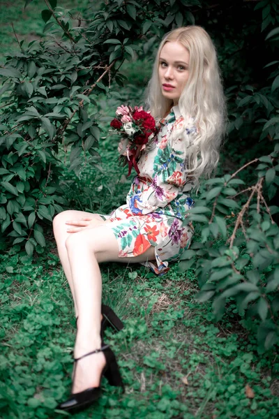 Gelukkig jonge blondie Europese vrouw op het gras — Stockfoto