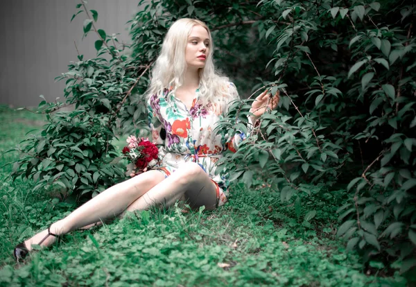 Gelukkig jonge blondie Europese vrouw op het gras — Stockfoto