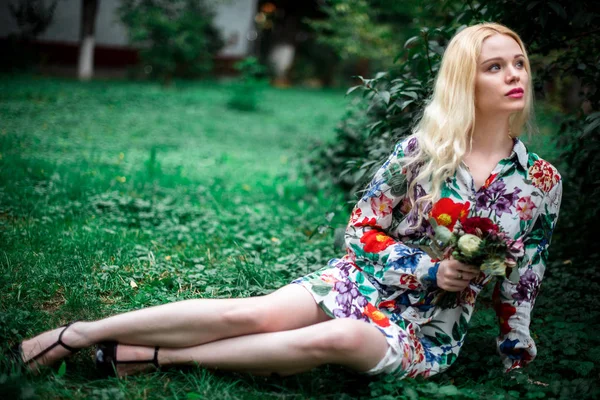 Evropská žena šťastná Mladá blondýnka na trávě — Stock fotografie