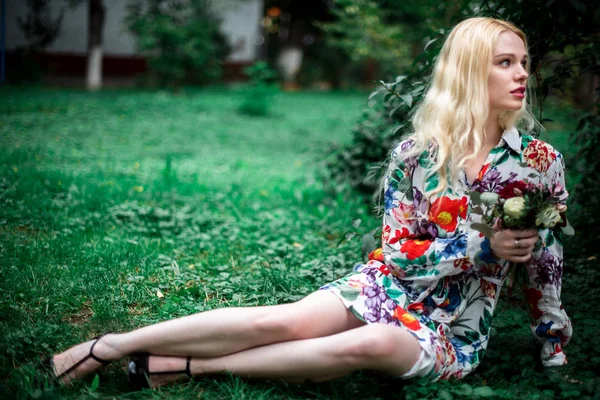 Szczęśliwy blondie młode kobiety na trawie — Zdjęcie stockowe