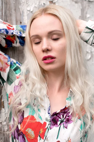 Unga europeiska blond kvinna Utomhus porträtt. Ljusa vita färger. — Stockfoto