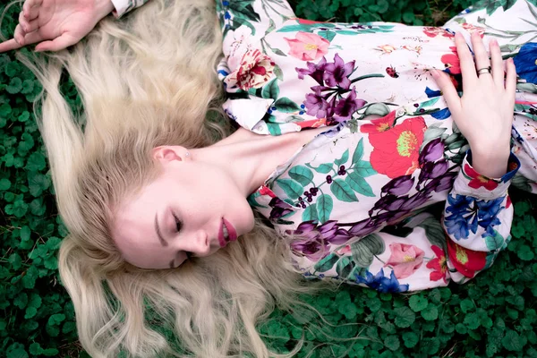 Счастливая молодая женщина умирает на траве — стоковое фото