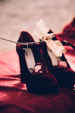Güzel kadın ayakkabı yatak açık havada sonbahar, retro vintage tarzı ve moda.