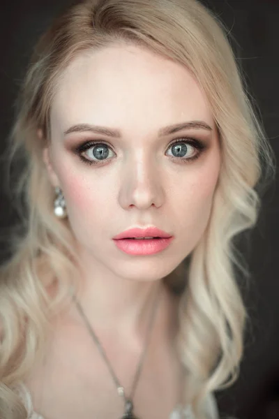 Portret van jonge mooie blonde sexy vrouw die het dragen van een beha. Close-up van geretoucheerde portret. — Stockfoto