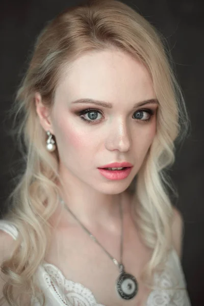 Retrato de jovem bela mulher sexy loira vestindo um sutiã. Close up retocado retrato . — Fotografia de Stock