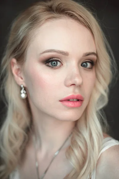 Porträt einer jungen schönen blonden sexy Frau, die einen BH trägt. Porträt aus nächster Nähe retuschiert. — Stockfoto