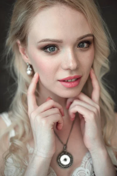Portré, fiatal gyönyörű szőke szexi nő visel melltartót. Közelről retusált portréja. — Stock Fotó