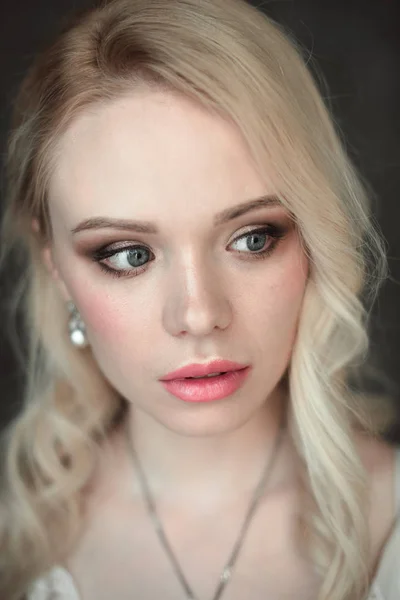 Portret van jonge mooie blonde sexy vrouw die het dragen van een beha. Close-up van geretoucheerde portret. — Stockfoto
