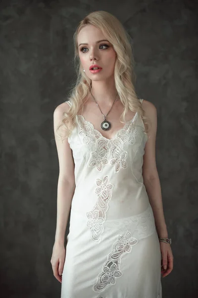 Güzel seksi Bayan düğün peçe giyen zarif beyaz iç çamaşırı. Kapalı modeli kız moda portre. Güzellik sarışın kadın dantel iç çamaşırı. İç çamaşırı kadın vücut.