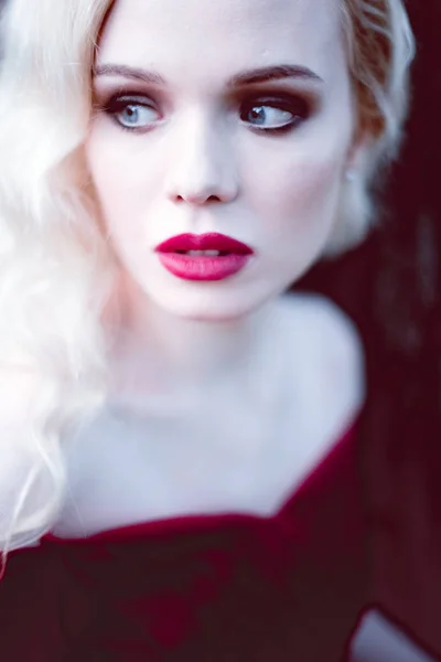 Mode magnifique jeune femme blonde en belle robe rouge dans une forêt de contes de fées. atmosphère magique. tonifiant coup — Photo
