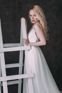 Güzel bir sarışın kız gelinin görüntüdeki portresi. Güzellik yüz. Gri bir arka plan üzerinde stüdyoda fotoğraf vurdu