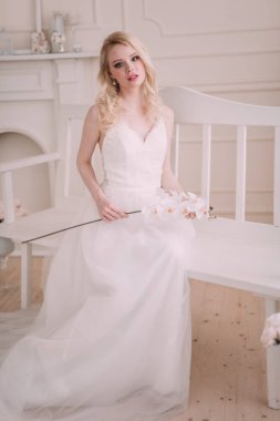 Güzel bir sarışın kız gelinin görüntüdeki portresi. Güzellik yüz. Hafif bir arka plan üzerinde stüdyoda fotoğraf vurdu