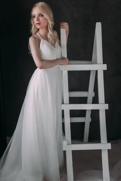 Портрет красивой блондинки по образу невесты. Красотка. Фотосъемка в Студии на сером фоне — стоковое фото