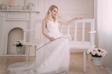 Güzel bir sarışın kız gelinin görüntüdeki portresi. Güzellik yüz. Hafif bir arka plan üzerinde stüdyoda fotoğraf vurdu