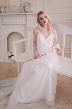 Güzel bir sarışın kız gelinin görüntüdeki portresi. Güzellik yüz. Hafif bir arka plan üzerinde stüdyoda fotoğraf vurdu