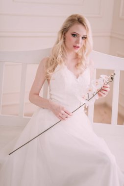 Güzel bir sarışın kız gelinin görüntüdeki portresi. Güzellik yüz. Hafif bir arka plan üzerinde stüdyoda fotoğraf vurdu