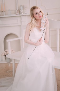 Güzel bir sarışın kız gelinin görüntüdeki portresi. Güzellik yüz. Hafif bir arka plan üzerinde stüdyoda fotoğraf vurdu