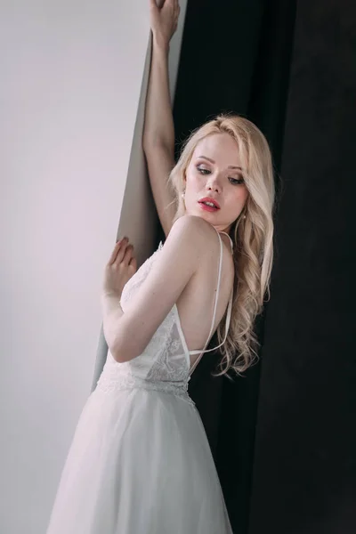 Ritratto di una bella ragazza bionda a immagine della sposa. Bellezza. Foto scattata nello Studio su sfondo grigio — Foto Stock