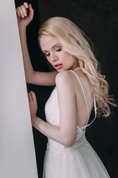 Portret van een mooi blond meisje in beeld van de bruid. Het gezicht van de schoonheid. Foto geschoten in de Studio op een grijze achtergrond — Stockfoto