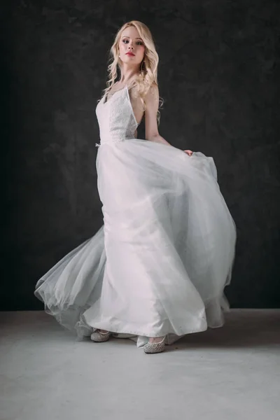 Porträtt av en vacker blond flicka i bilden av bruden. Skönhet ansikte. Foto skott i studion på en grå bakgrund — Stockfoto