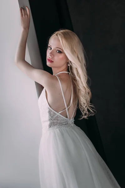 Porträtt av en vacker blond flicka i bilden av bruden. Skönhet ansikte. Foto skott i studion på en grå bakgrund — Stockfoto