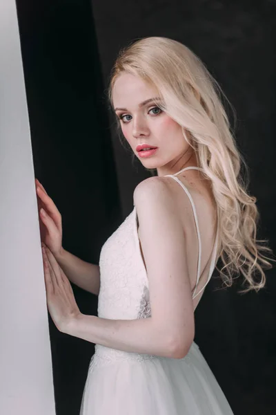 Portret van een mooi blond meisje in beeld van de bruid. Het gezicht van de schoonheid. Foto geschoten in de Studio op een grijze achtergrond — Stockfoto