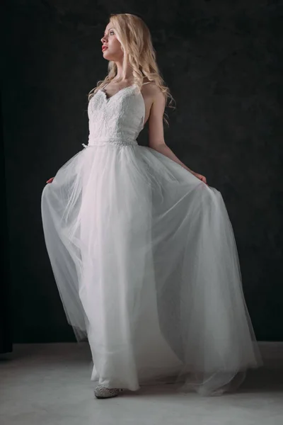 Портрет красивой блондинки по образу невесты. Красотка. Фотосъемка в Студии на сером фоне — стоковое фото