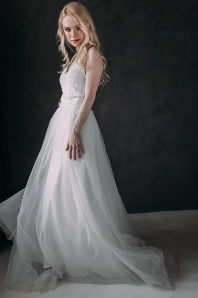 Retrato de uma linda menina loira na imagem da noiva. Cara de beleza. Foto tirada no Estúdio em um fundo cinza — Fotografia de Stock