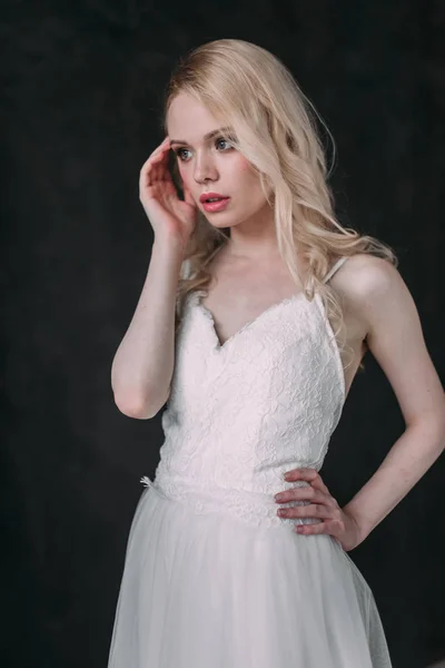 Portret van een mooi blond meisje in beeld van de bruid. Het gezicht van de schoonheid. Foto geschoten in de Studio op een grijze achtergrond — Stockfoto