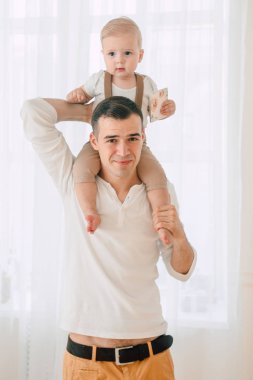 Yakışıklı baba ve oğul 1 yıl mutlu ve gülümseyen gün anda stüdyoda sarılma eğleniyor eski portresi. Dostu aile kavramı.