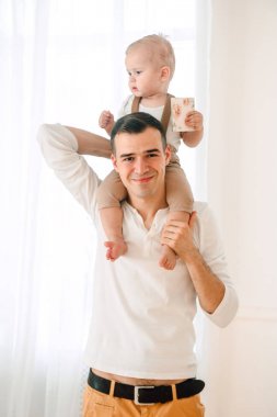 Yakışıklı baba ve oğul 1 yıl mutlu ve gülümseyen gün anda stüdyoda sarılma eğleniyor eski portresi. Dostu aile kavramı.