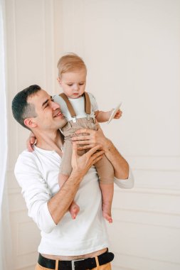 Yakışıklı baba ve oğul 1 yıl mutlu ve gülümseyen gün anda stüdyoda sarılma eğleniyor eski portresi. Dostu aile kavramı.