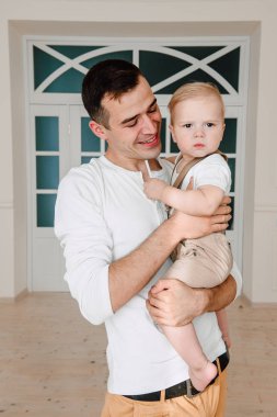 Yakışıklı baba ve oğul 1 yıl mutlu ve gülümseyen gün anda stüdyoda sarılma eğleniyor eski portresi. Dostu aile kavramı.