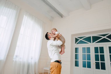 Yakışıklı baba ve oğul 1 yıl mutlu ve gülümseyen gün anda stüdyoda sarılma eğleniyor eski portresi. Dostu aile kavramı.