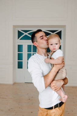 Yakışıklı baba ve oğul 1 yıl mutlu ve gülümseyen gün anda stüdyoda sarılma eğleniyor eski portresi. Dostu aile kavramı.