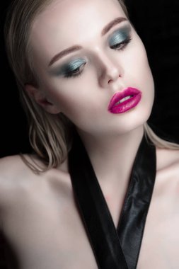Güzel kız model pembe dudaklar ve boynunda deri kemer ile mavi gözlü portresi, taze temiz cilt altını çizdi. Yakın çekim düzeltisiz moda.